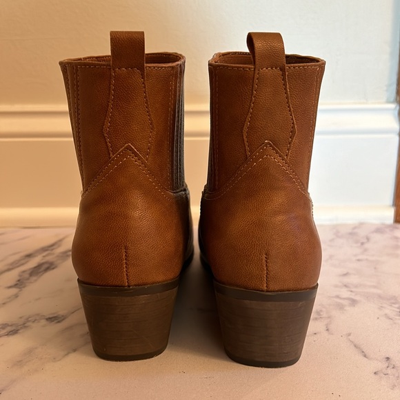Chase + Chloe Brown Leather Western Pointed Toe Ankle Short Boot. Size: 8.5 - Picture 6 of 8